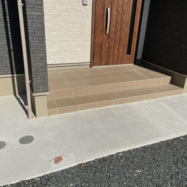 ミルテぴあの教室では、ドレミのドを、「どんぐりのド」と言って覚えます。

レッスン後、お教室を出ると年少さんの女の子が「どんぐりのドあったよ〜！」と嬉しそうに集めてくれました。実は我が家のシンボルツリーは、どんぐりの木なんです😁🌲

本物のどんぐりを肌で感じながら、鍵盤のお名前も楽しく覚えてくれたらなと思います♪

体験レッスン随時募集中です♪
お申し込みはホームページのお問い合わせからお願いいたします✉️
<a rel=